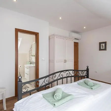 Ferienhaus Mit Privatpool Fuer 8 Personen Ca 135 Qm In Loviste, Dalmatien Sueddalmatien Holiday home *