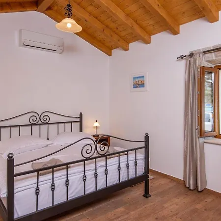 Ferienhaus Mit Privatpool Fuer 8 Personen Ca 135 Qm In Loviste, Dalmatien Sueddalmatien Holiday home Loviste